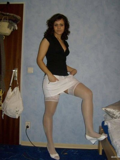 «Завораживающий домашний стриптиз очаровательной брюнетки»