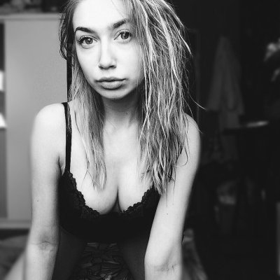 Горячая барышня с безупречными формами