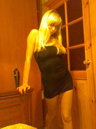 Сексуальная блондиночка получает удовольствие от интимных игр с собой и своим возлюбленным