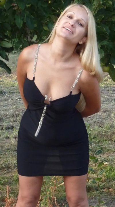 Сексуальная мамочка показывает свое обнаженное тело в соблазнительной позе