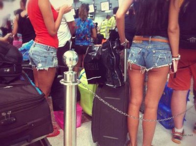 Соблазнительные задницы молодых красавиц в мини-шортах: не пропусти!