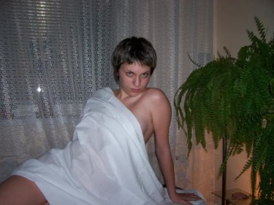 Молодая красотка демонстрирует свои прелести на камеру