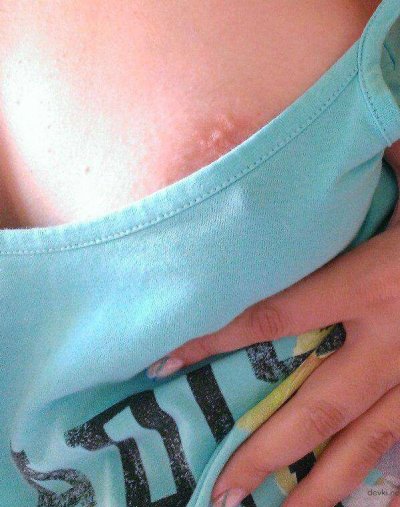 Девушка демонстрирует свои прелести