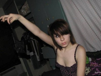 Малышка голая фоткается в домашней обстановке на постеле