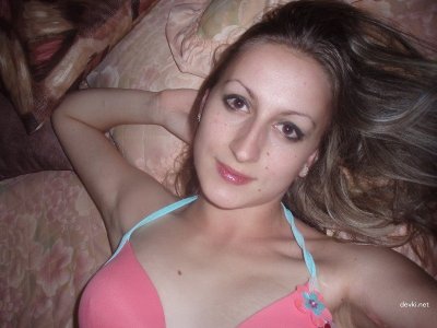 Девушка без верха демонстрирует свои пышные формы на свежем воздухе