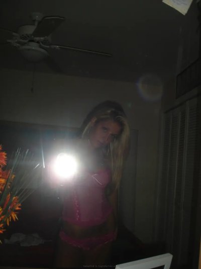 Развратная блондинка демонстрирует свои естественные прелести