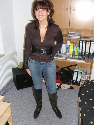 Привлекательная с возбуждающим бюстом!