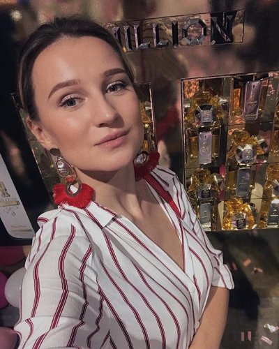 Развратная дамочка обожает снимать горячие фото для взрослых