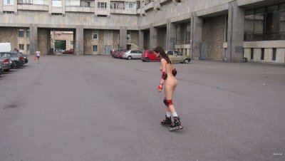 Очаровательная красотка позирует обнаженной на улице в игривом стиле