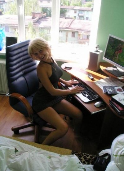 Развратная красавица показывает свои прелести в разнообразных локациях