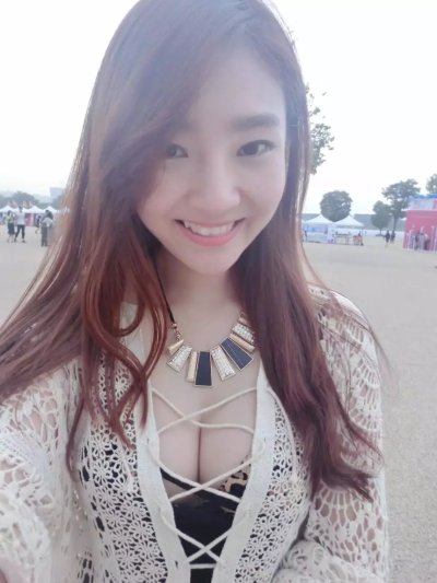 Привлекательная азиатка демонстрирует свою интимную зону