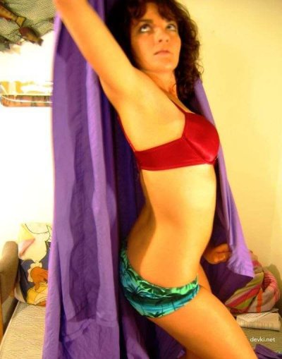 Шлюшка показывает свои прелести на онлайн-камеру