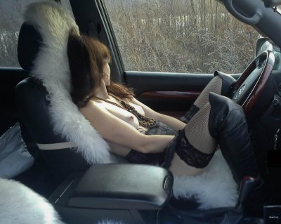 Показывает задницу в автомобиле: горячие фото для взрослых