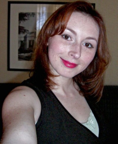 Горячая красотка с огненными волосами показывает свое сексуальное тело в откровенных позах