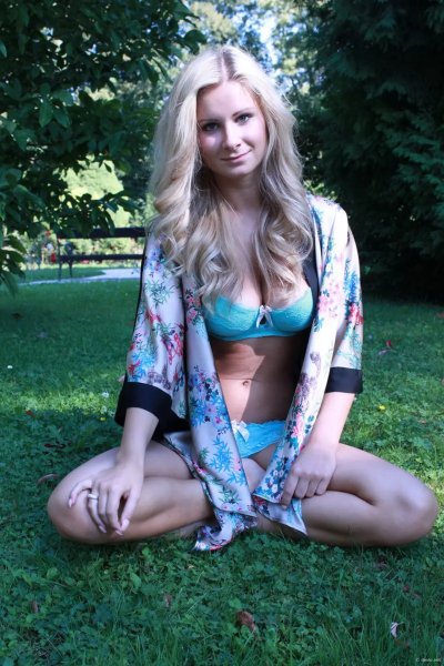 Обворожительная красотка без лифчика