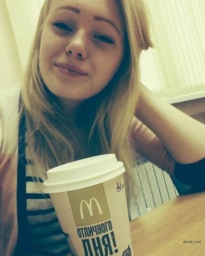 Красивая крошка фоткает себя без трусиков на смартфон