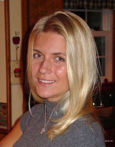 Очаровательная блондинка наслаждается отдыхом на роскошной яхте