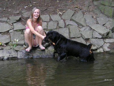 Играет без одежды со своим пушистым другом