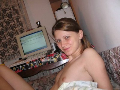 Девушка раздевается перед своей подругой и позирует на любительских фотографиях