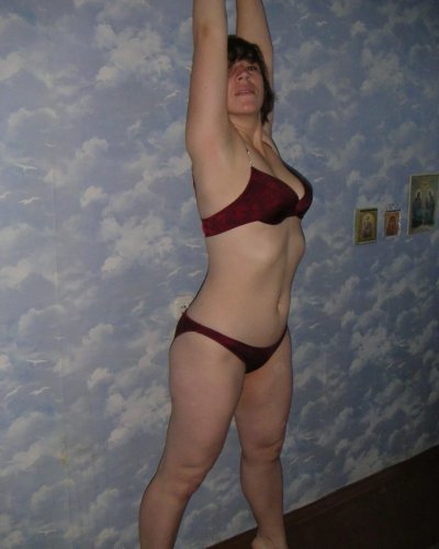 Развлечения на кровати с секс-игрушкой