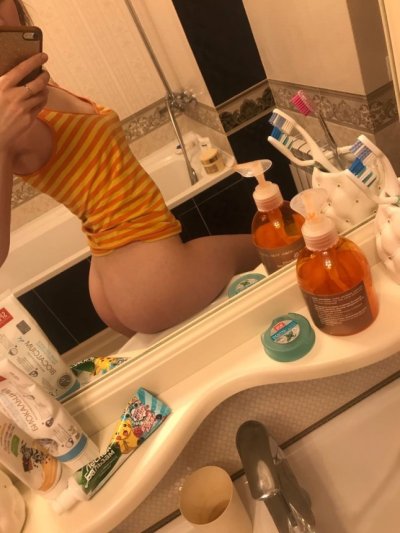 Милашка позирует перед зеркалом голая и без стыда