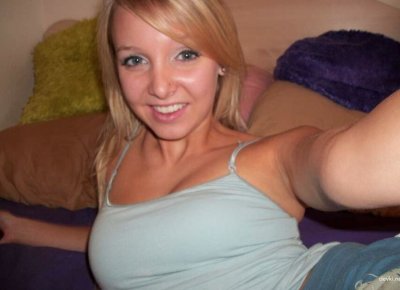 Девушка с яркими татуировками и пирсингом показывает свои прелести