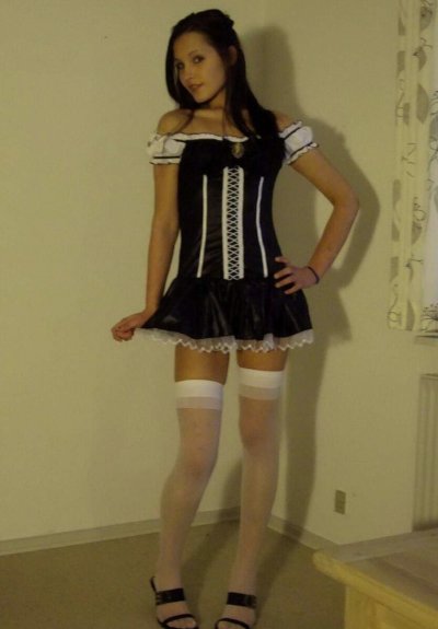 Обнаженная девушка демонстрирует свою прелесть на камеру