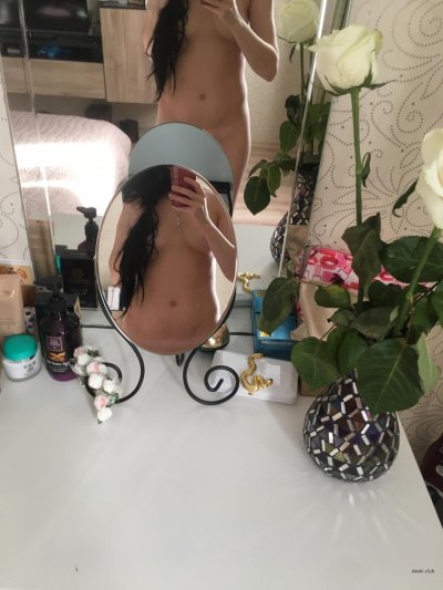 Сочная пилотка привлекательной темноволосой дамы