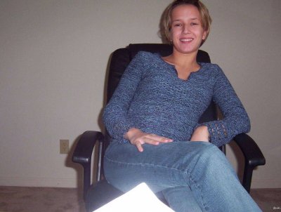 Развлекается, лаская свою промежность пальчиком