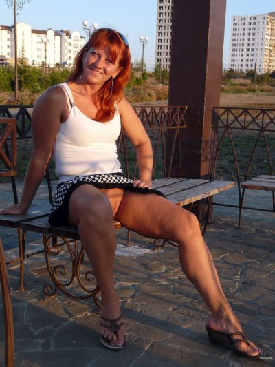 Развратная шлюха показывает свои прелести на улице!