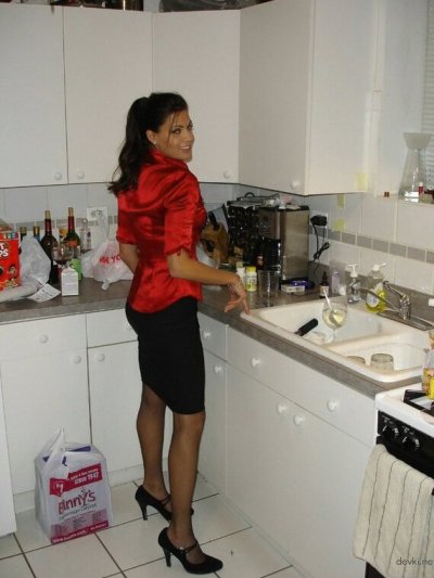 Искусная леди на кухне: интимные игры и страстные поцелуи