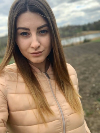 Шикарная девчонка с отличной задницей и бюстом