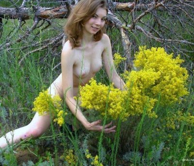 Милашка показывает свои прелести на соломе