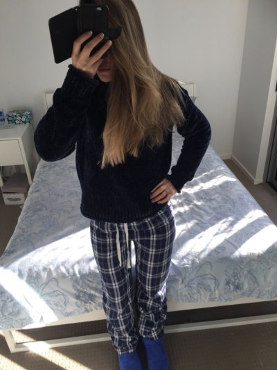 Обнажилась перед зеркалом, приняла позу на полу и раскрыла себя на кровати