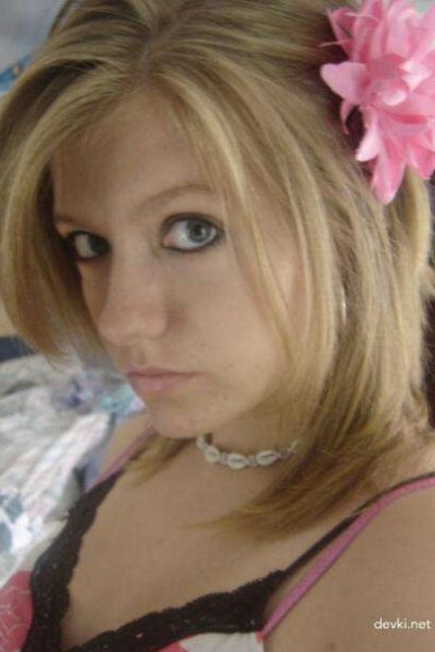 Голая блондинка, наслаждающаяся горячими моментами с белым сюрпризом