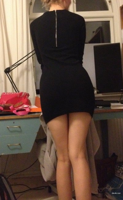 Засовывает задницу анальный дилдо