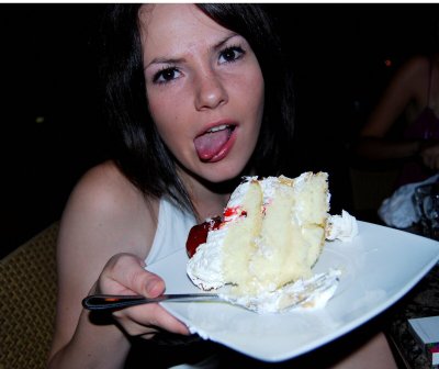 Красивая дамочка удовлетворяет мужчину орально