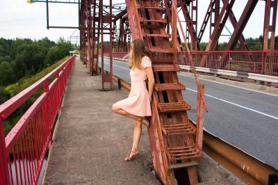 Жгучая малышка пихает пальчик в попку, возбуждаясь