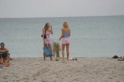 Обнаженные девушки с музыкального фестиваля "Казантип" на морском берегу