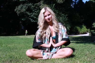 Обворожительная красотка без лифчика