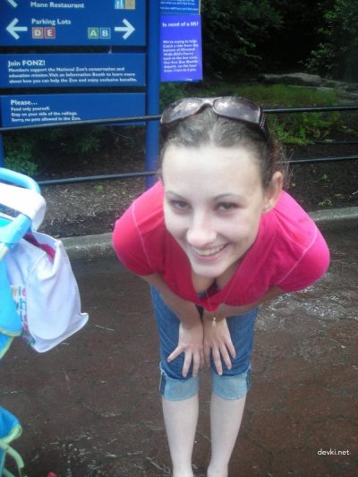 Девчонка дрочит на вебку, оголодавшись перед объективом