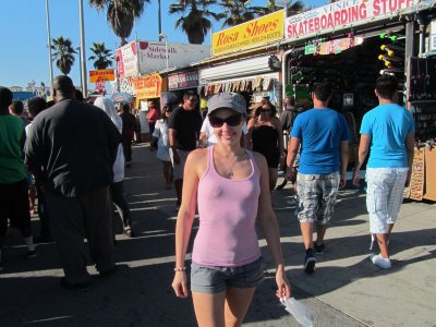 Очаровательная девушка демонстрирует свои прелести на улицах города