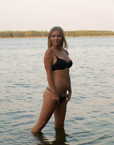 Соблазнительные милочки на пляже: жаркие фото и видео