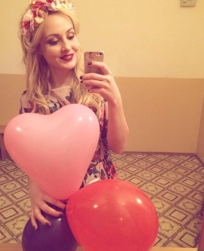 Молодая красотка обожает снимать соблазнительные фотографии