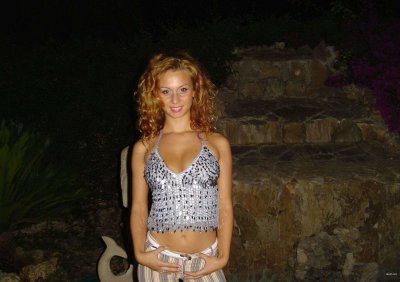 Сексуальная красотка в одних трусиках - горячее видео!