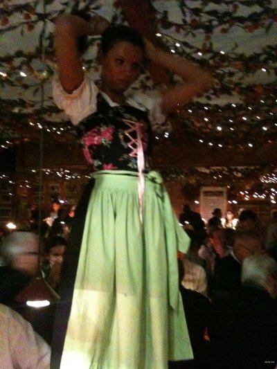 Фестиваль пенного в Германии: обнаженные красотки на камеру