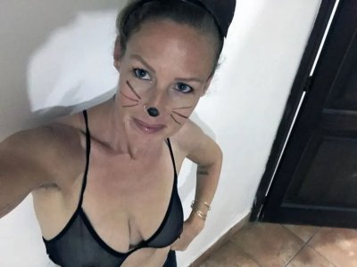 Очаровательная мамочка показывает свои прелести и шарм