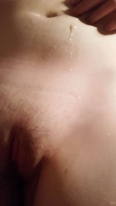 Красотка начала сосать хер парня, не отрываясь