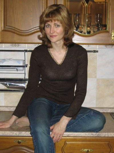 Рыжеволосая красотка, наслаждающаяся водными процедурами без одежды