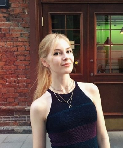 Милашка с плоским бюстом и узенькой писечкой демонстрирует свое обнаженное тело